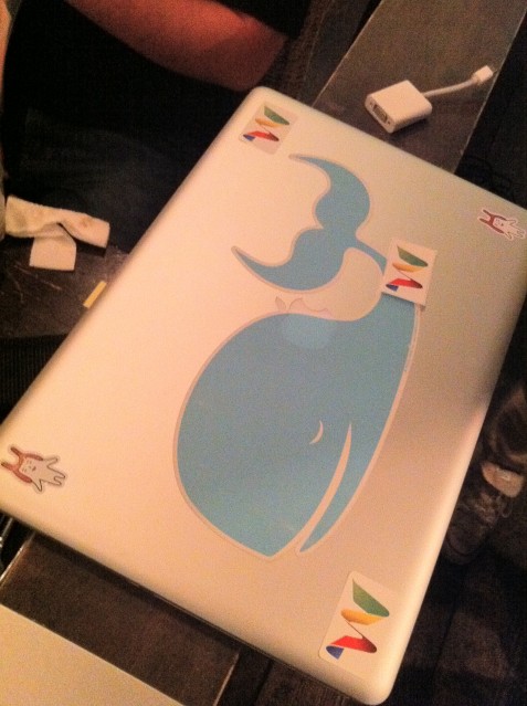 いつの間にかMacbookProに色々シール貼られてた。右上のWAVEシールと左上のなぞなぞ君。中央はtwitterのくじらさん いつの間にかMacbookProに色々シール貼られてた。右上のWAVEシールと左上のなぞなぞ君。中央はtwitterのくじらさん